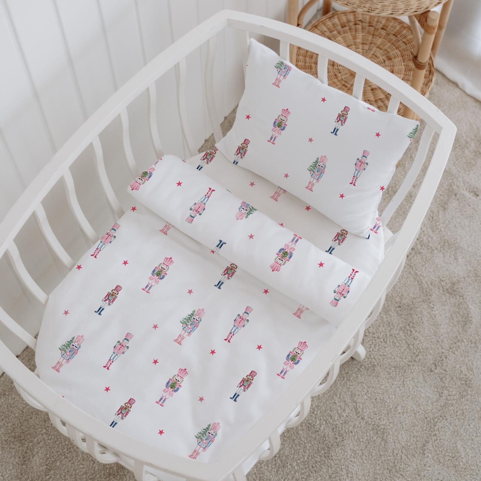 %100 Pamuklu Poplin Anne Yanı Beşik Nevresim Seti - Renkli Kurşun Asker %100 Pamuklu Poplin Anne Yanı Beşik Nevresim Seti - Renkli Kurşun Asker