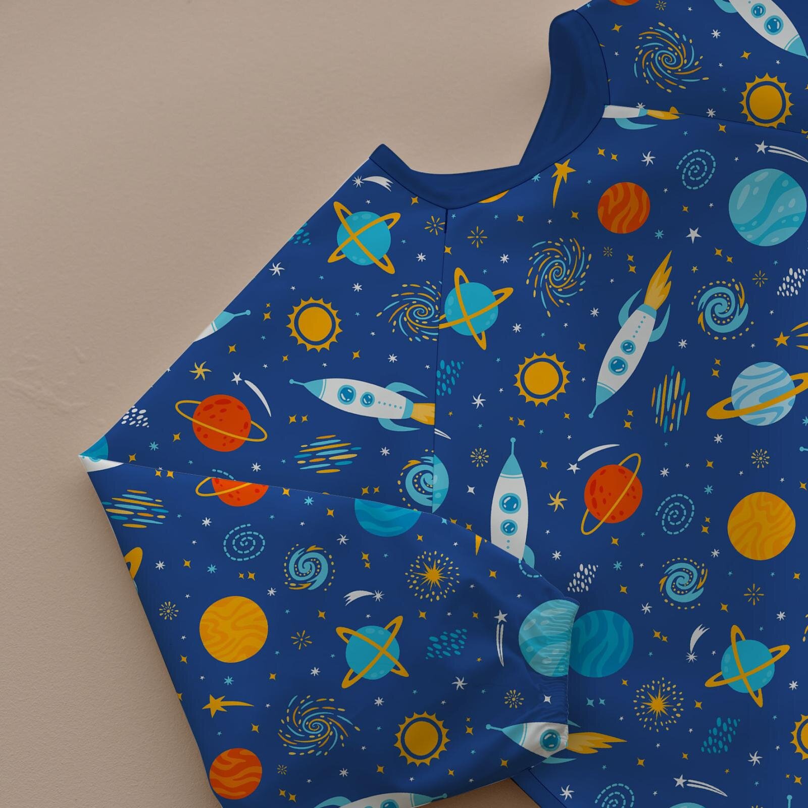 Uzun Kollu Mama ve Faaliyet Önlüğü, Aktivite ve Boyama Önlüğü, Uzay Desen