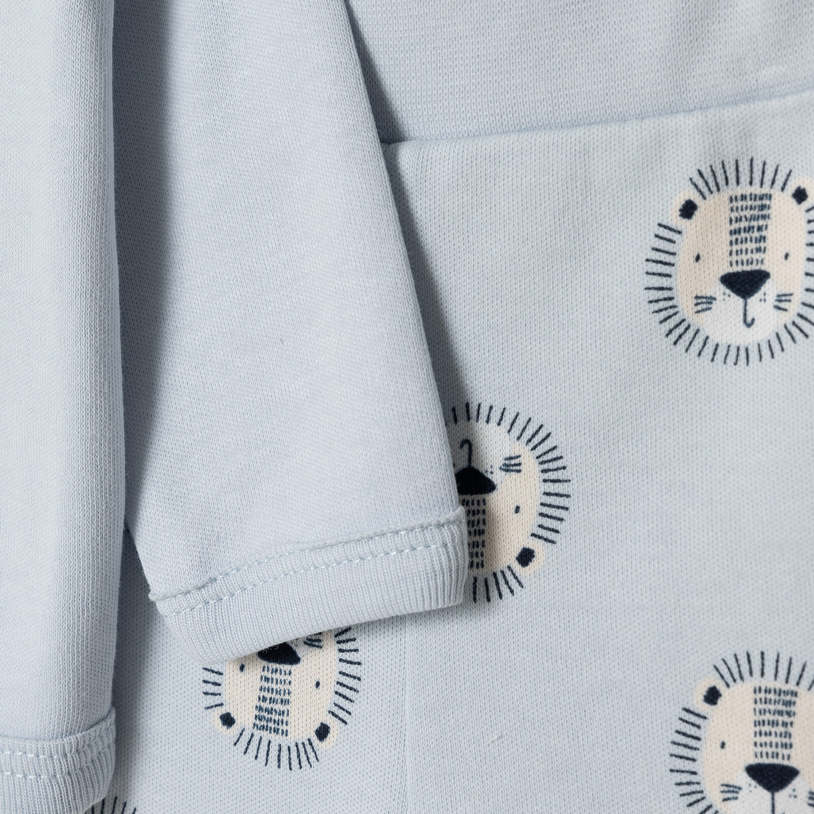 Erkek Bebek Yenidoğan Zıbın-Şapka-Patikli Alt İnterlok V Yaka Uzun Kol Patikli Paça Erkek Bebek Yenidoğan Zıbın-Şapka-Patikli Alt İnterlok V Yaka Uzun Kol Patikli Paça