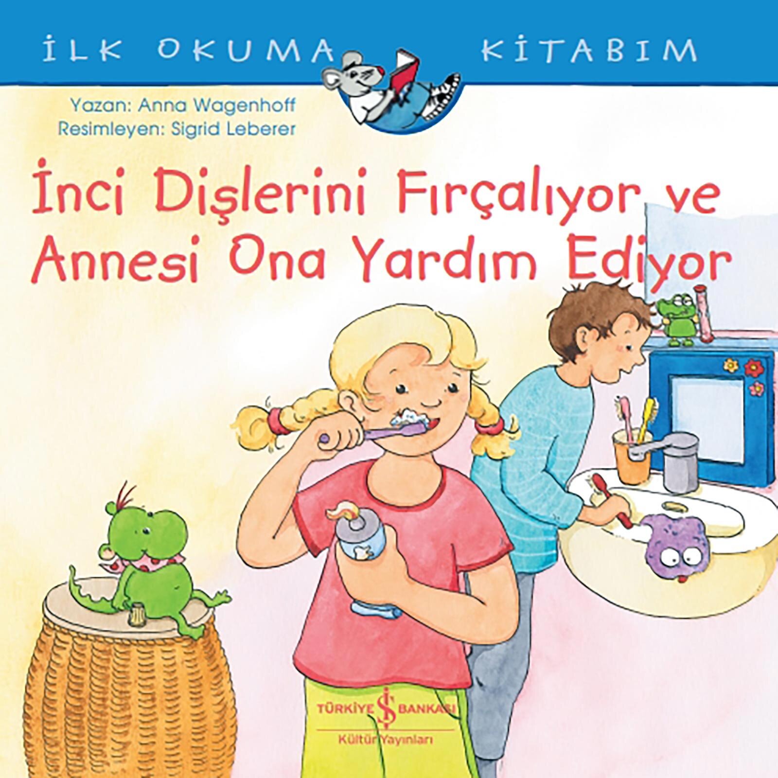 İnci Dişlerini Fırçalıyor Ve Annesi Ona Yardım Ediyor İnci Dişlerini Fırçalıyor Ve Annesi Ona Yardım Ediyor