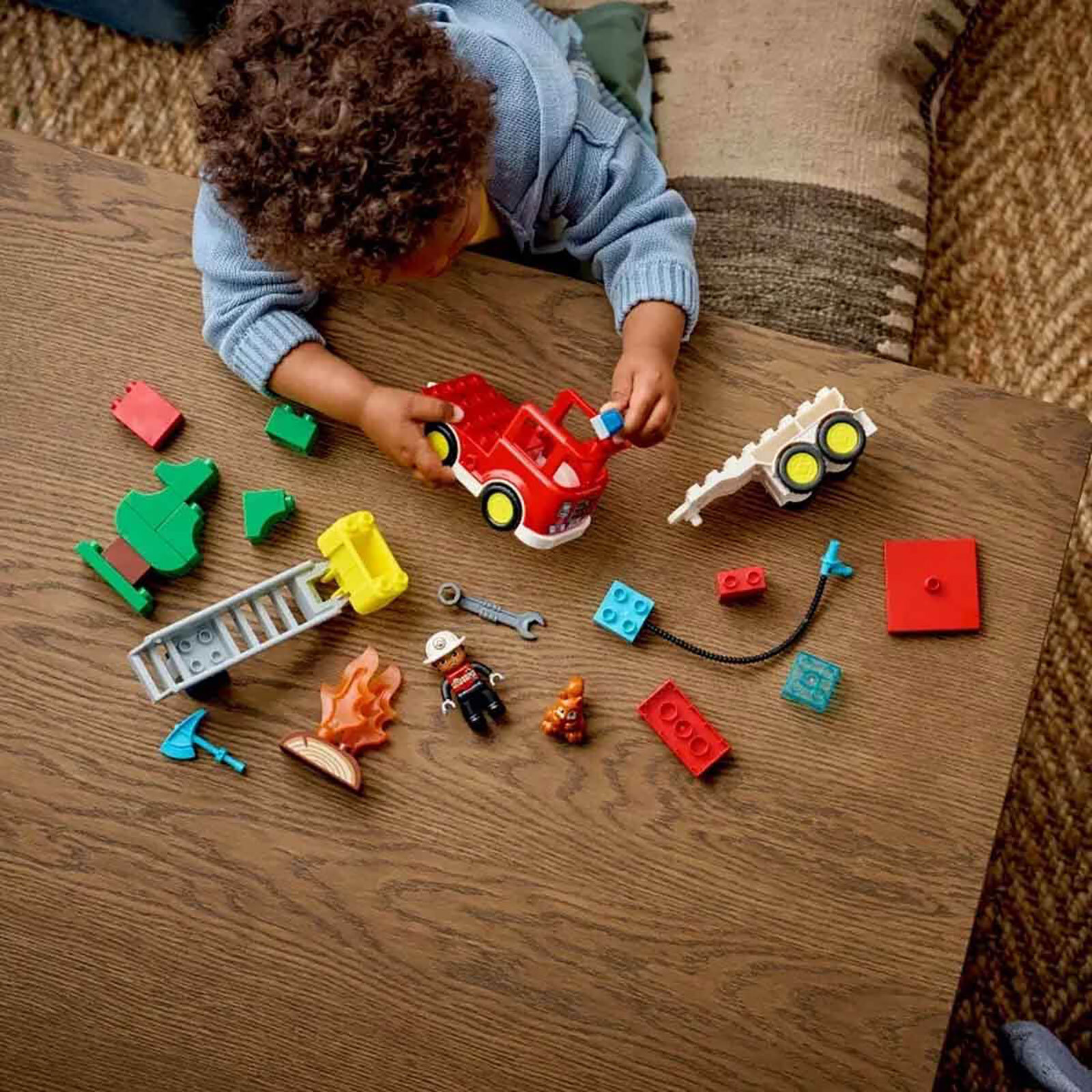 Kasabası Hortumlu İtfaiye Aracı ve İtfaiyeci 10473