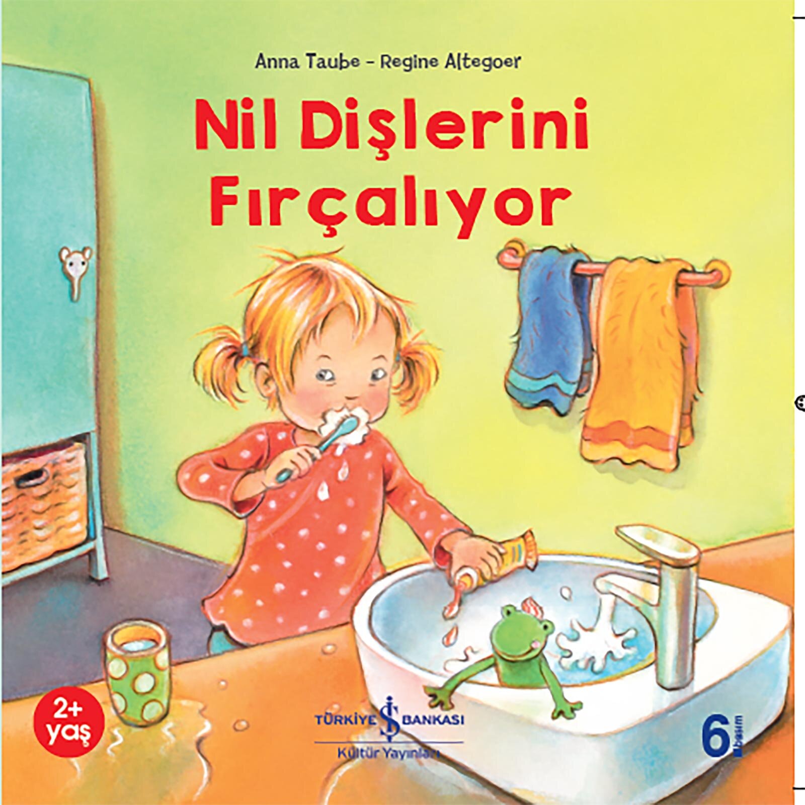 Nil Dişlerini Fırçalıyor