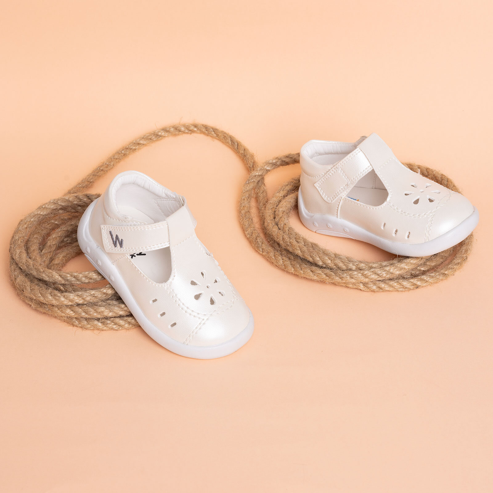 Sedefli Suni Deri Beyaz Sandalet Kız Bebek Sedefli Suni Deri Beyaz Sandalet Kız Bebek