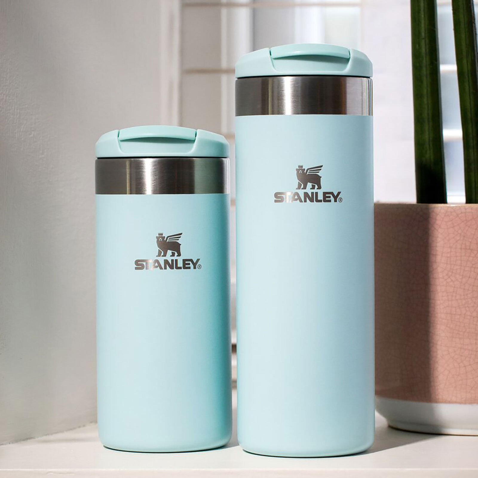 The AeroLight Transit Mug 0.35L / 12oz Watercolor Blue The AeroLight Transit Mug 0.35L / 12oz Watercolor Blue