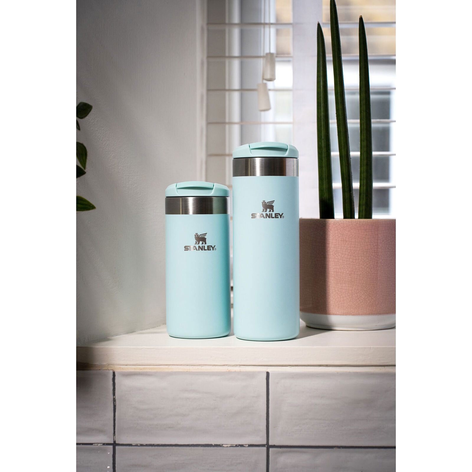 The AeroLight Transit Mug 0.35L / 12oz Watercolor Blue The AeroLight Transit Mug 0.35L / 12oz Watercolor Blue