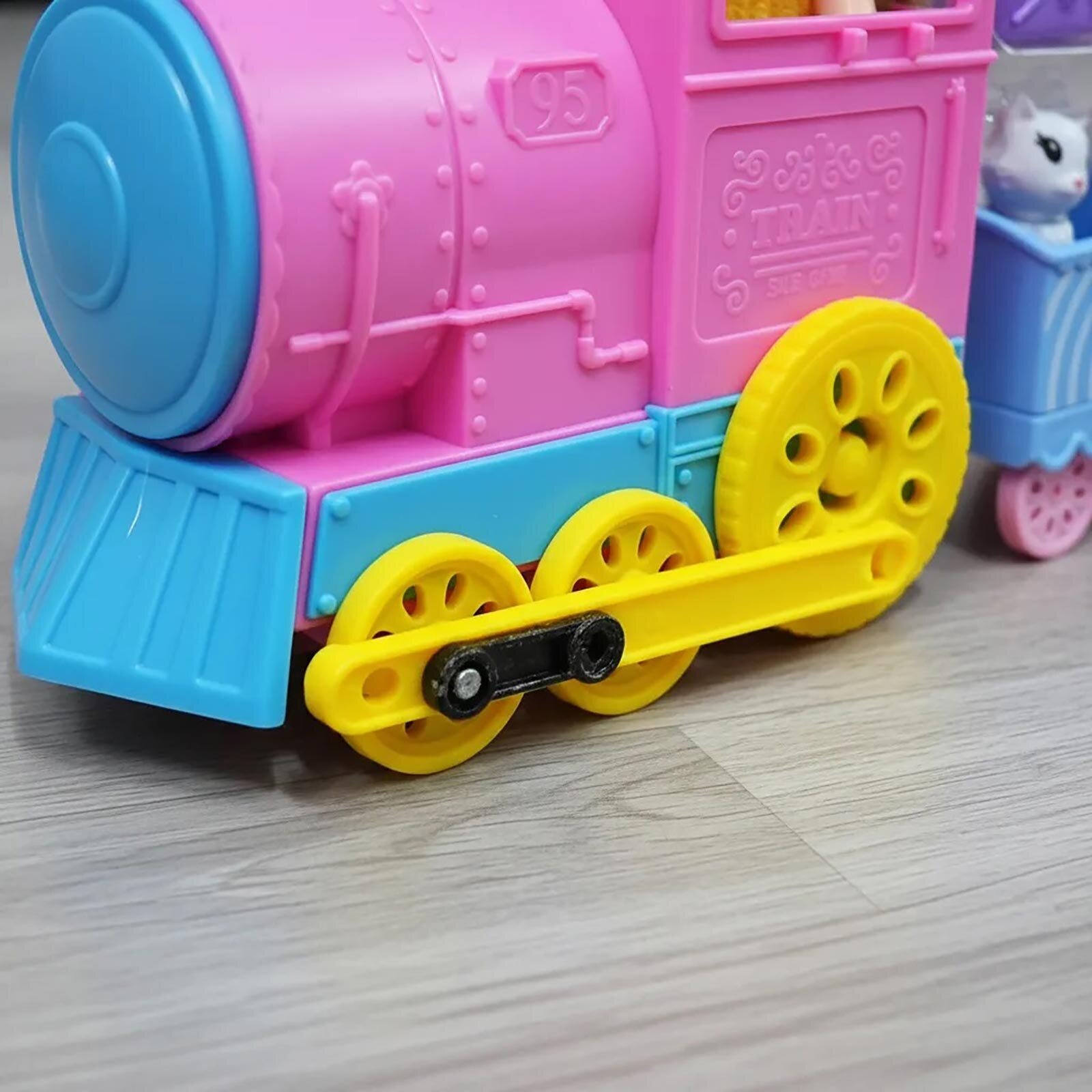 Trenli Balonlu Mini Bebek Trenli Balonlu Mini Bebek